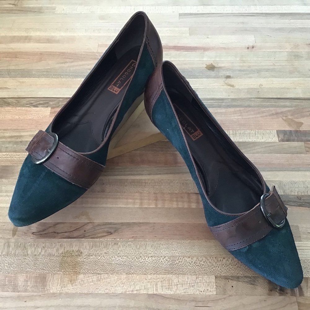 Chocolat Blu green suede and leather pointed toe 1 inch heel pumps. Size 41/ 9.5